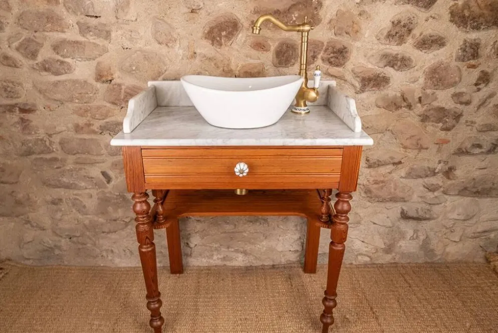 Meuble vasque ancien en pitchpin massif et plateau en marbre blanc