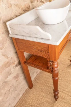 Meuble vasque ancien en pitchpin massif et plateau en marbre blanc