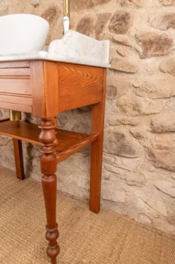 Meuble vasque ancien en pitchpin massif et plateau en marbre blanc