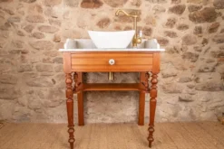 Meuble vasque ancien en pitchpin massif et plateau en marbre blanc