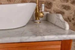 Meuble vasque ancien en pitchpin massif et plateau en marbre blanc