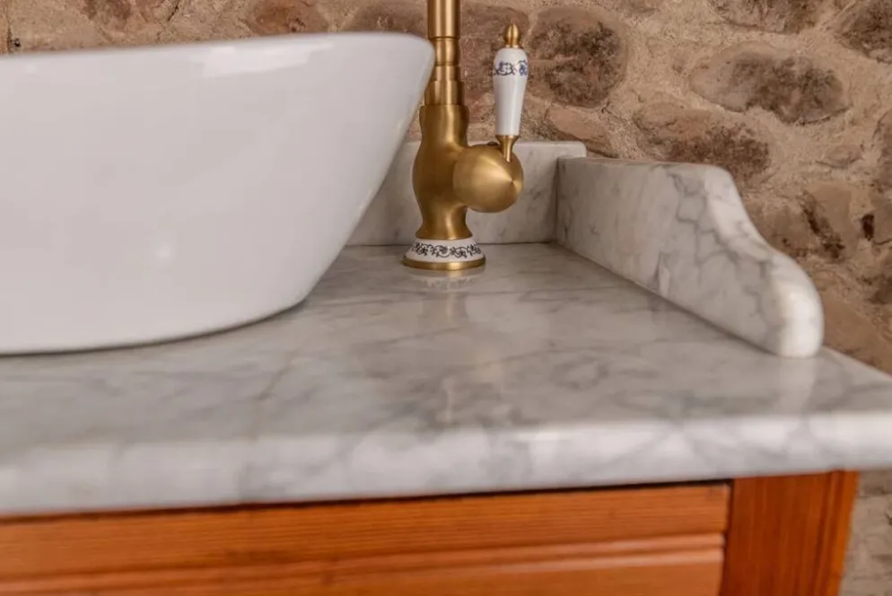Meuble vasque ancien en pitchpin massif et plateau en marbre blanc