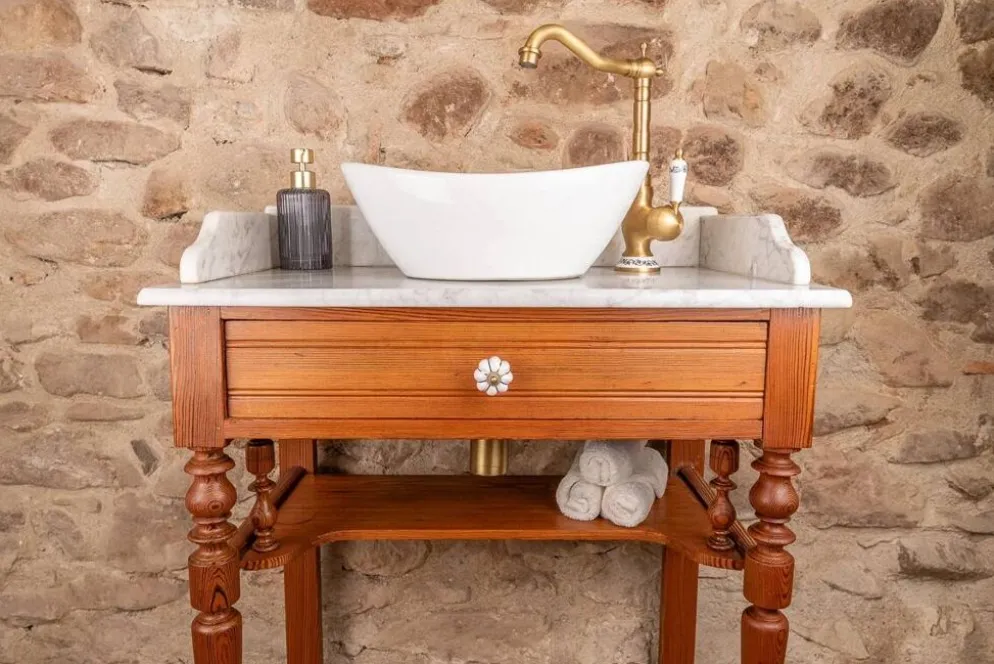 Meuble vasque ancien en pitchpin massif et plateau en marbre blanc