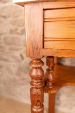 Meuble vasque ancien en pitchpin massif et plateau en marbre blanc