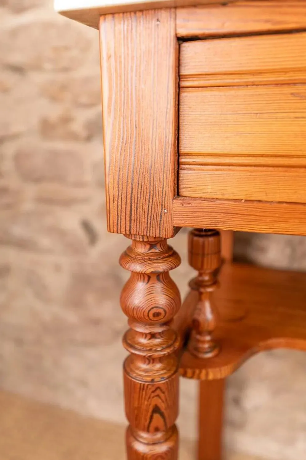 Meuble vasque ancien en pitchpin massif et plateau en marbre blanc