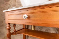 Meuble vasque ancien en pitchpin massif et plateau en marbre blanc