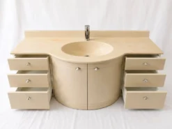 Meuble-vasque vintage sculptural laqué crème et marbre, années 80