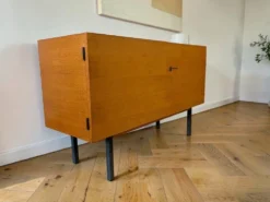 Meuble vintage en bois (commode, meuble TV) avec cadre noir