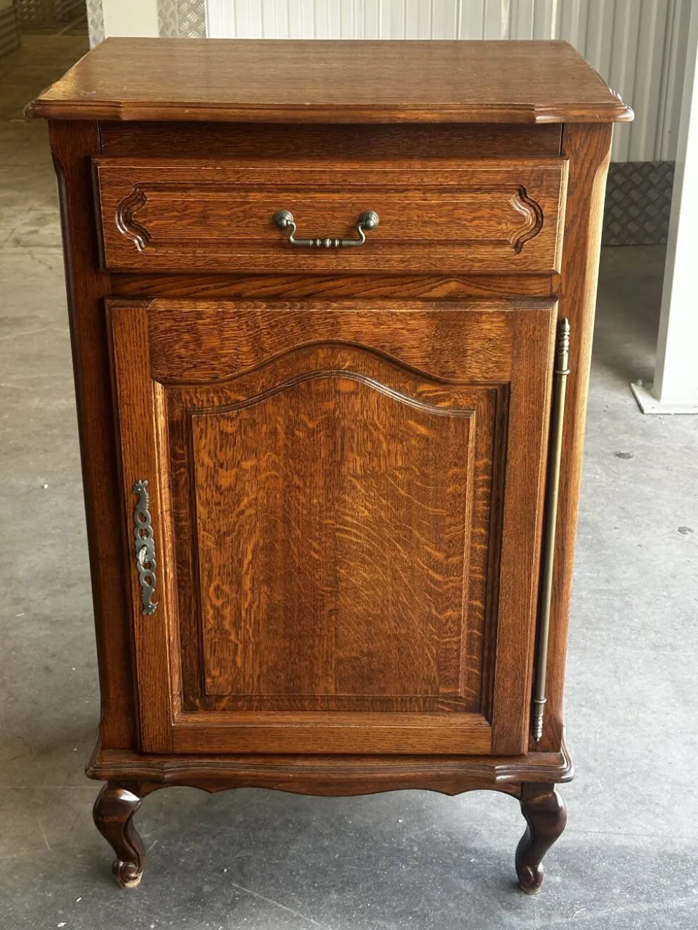 Meuble vintage en chêne massif pour platine vinyle