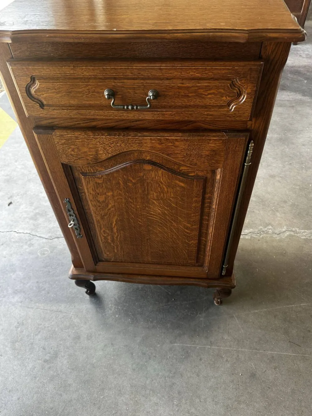 Meuble vintage en chêne massif pour platine vinyle