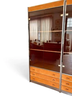 Meuble vitrine de Willy Rizzo en cuir suédé et détails en laiton, 1970