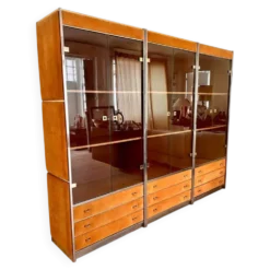 Meuble vitrine de Willy Rizzo en cuir suédé et détails en laiton, 1970