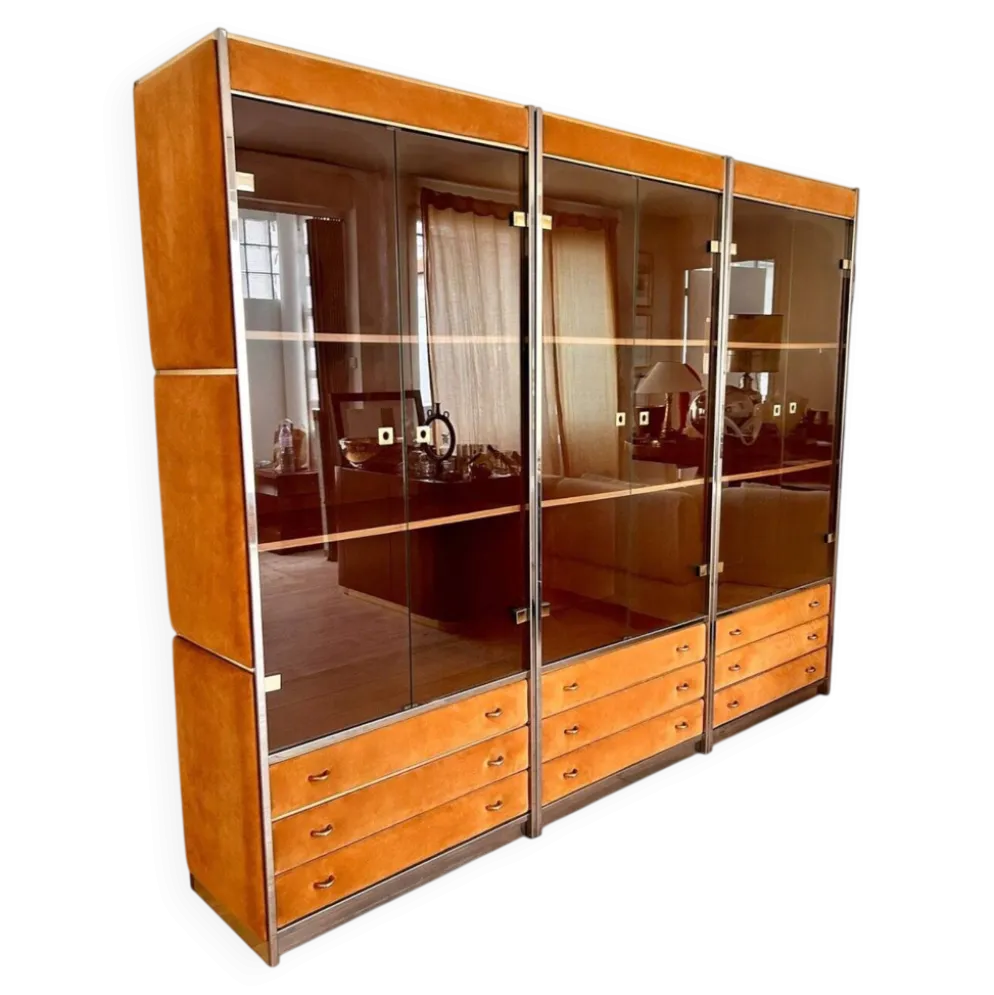 Meuble vitrine de Willy Rizzo en cuir suédé et détails en laiton, 1970