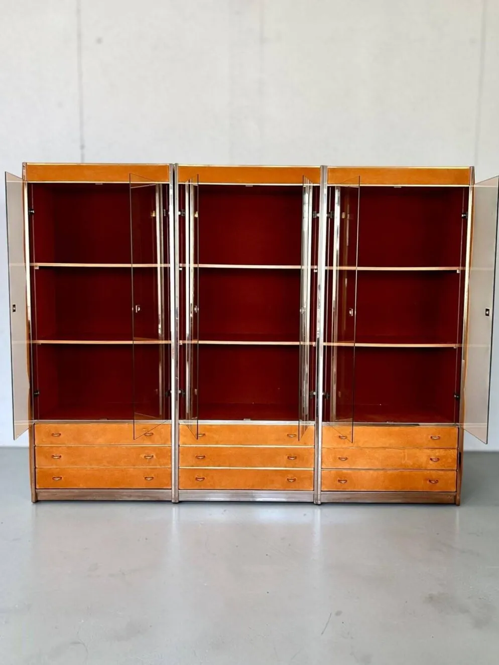 Meuble vitrine de Willy Rizzo en cuir suédé et détails en laiton, 1970