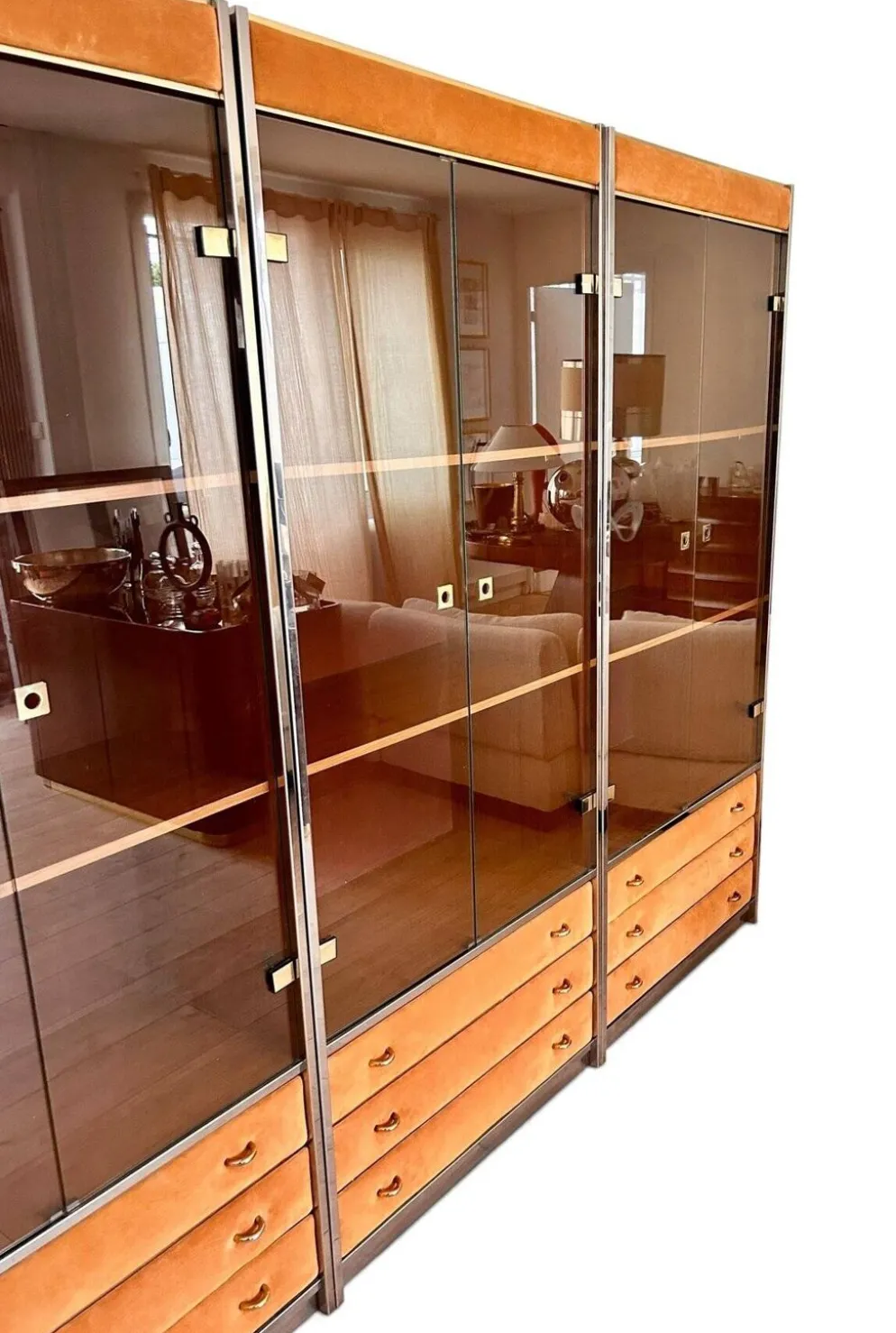 Meuble vitrine de Willy Rizzo en cuir suédé et détails en laiton, 1970