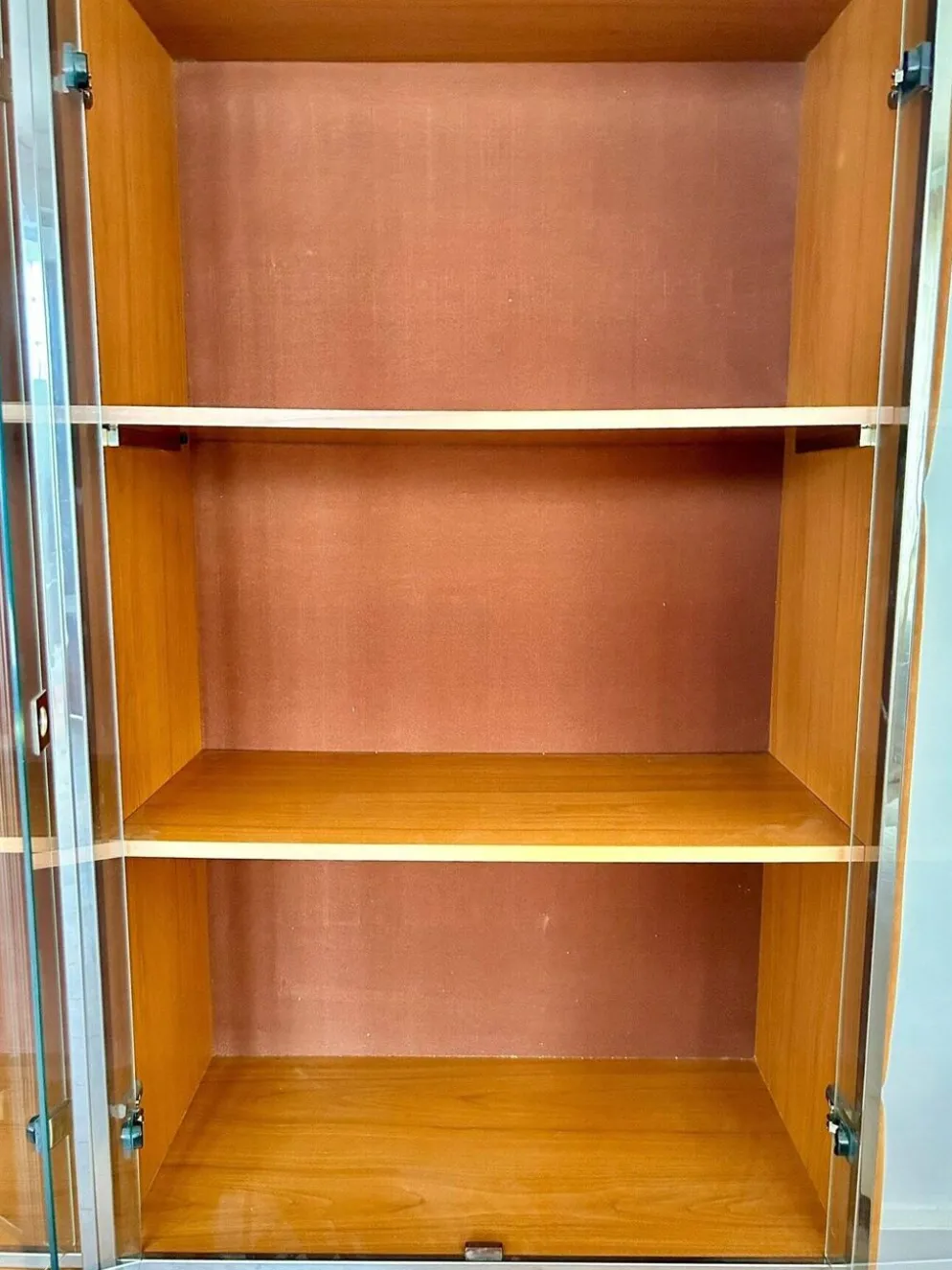 Meuble vitrine de Willy Rizzo en cuir suédé et détails en laiton, 1970