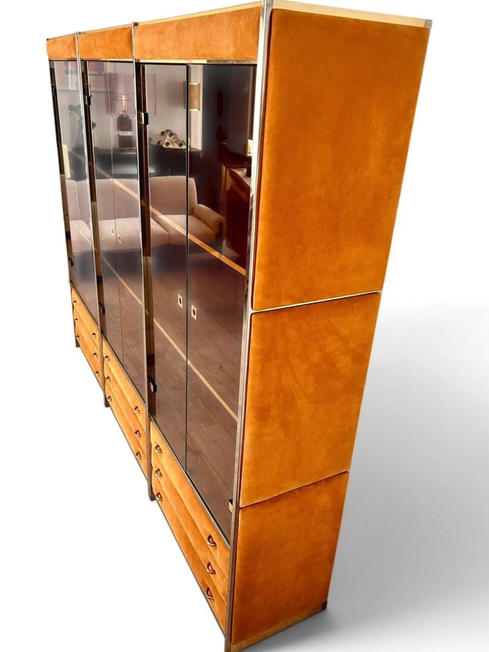 Meuble vitrine de Willy Rizzo en cuir suédé et détails en laiton, 1970