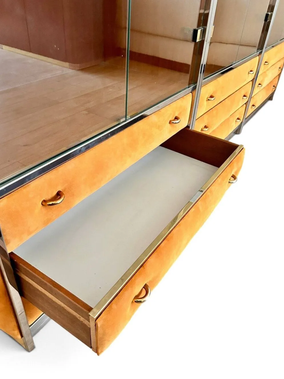 Meuble vitrine de Willy Rizzo en cuir suédé et détails en laiton, 1970