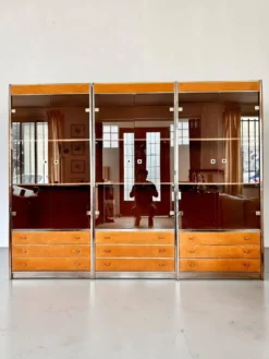 Meuble vitrine de Willy Rizzo en cuir suédé et détails en laiton, 1970