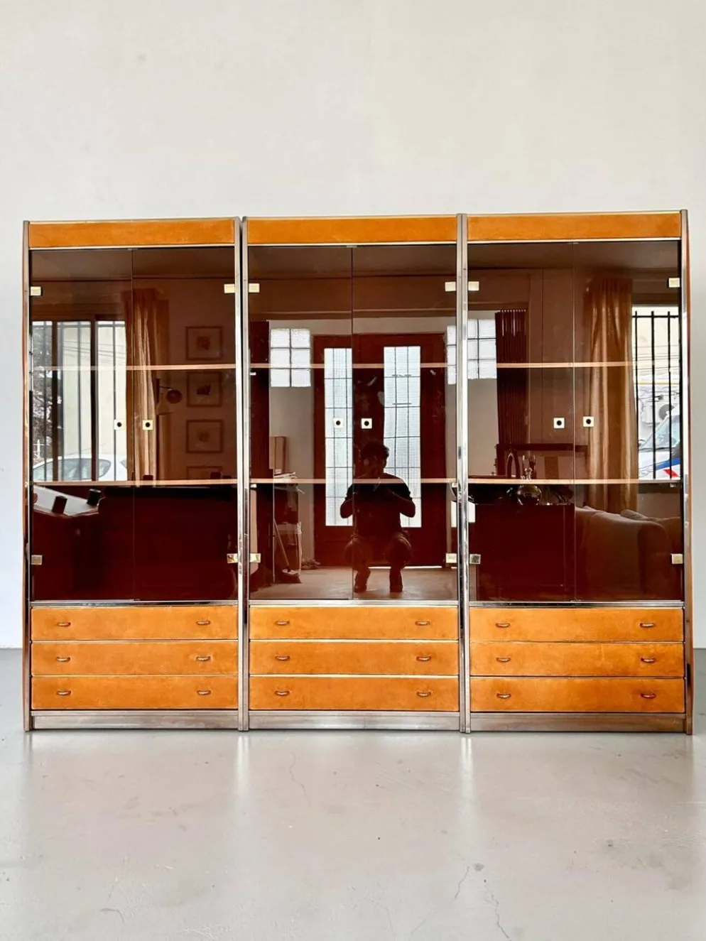 Meuble vitrine de Willy Rizzo en cuir suédé et détails en laiton, 1970