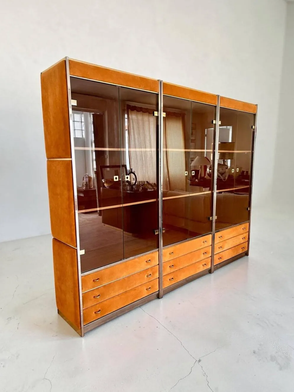 Meuble vitrine de Willy Rizzo en cuir suédé et détails en laiton, 1970