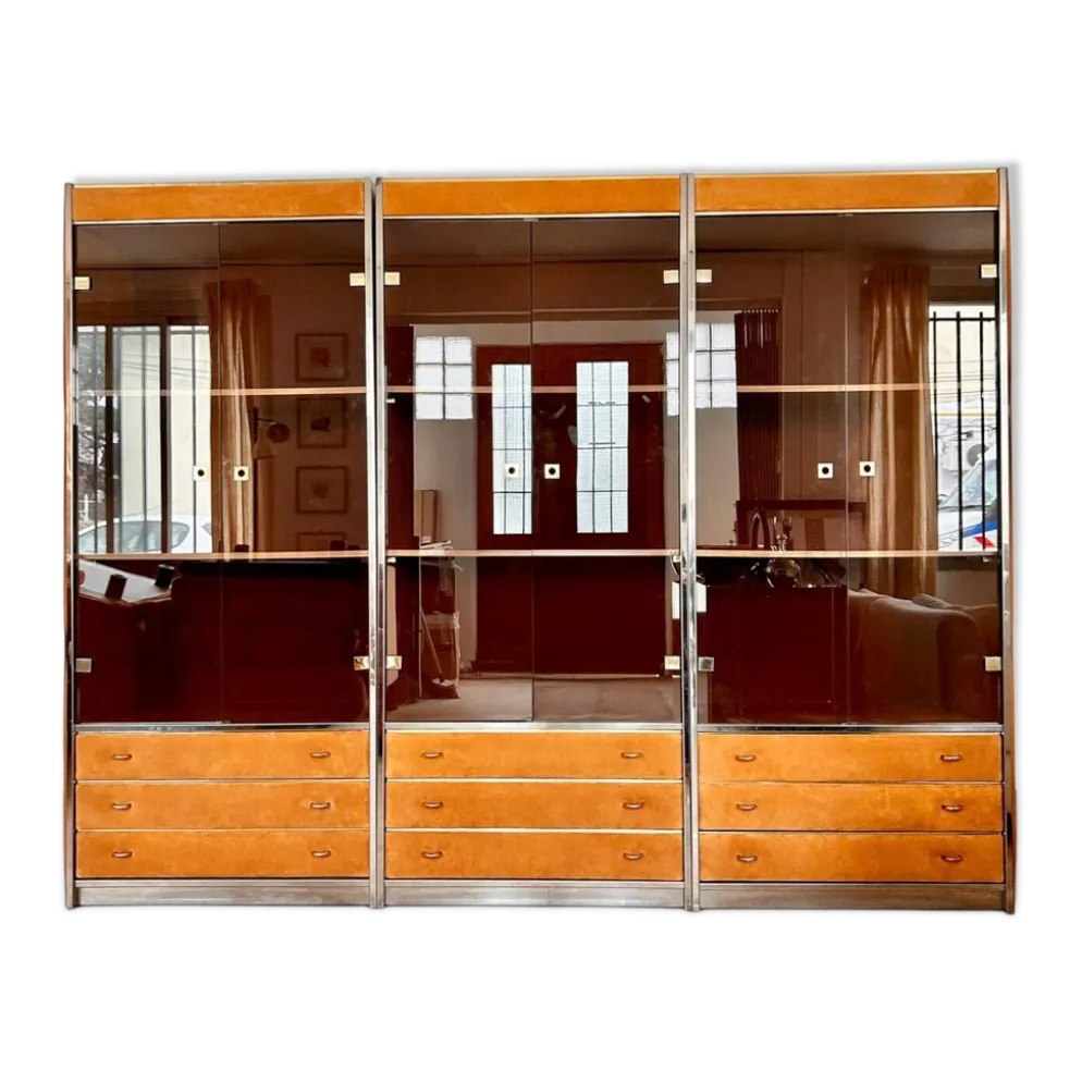 Meuble vitrine de Willy Rizzo en cuir suédé et détails en laiton, 1970