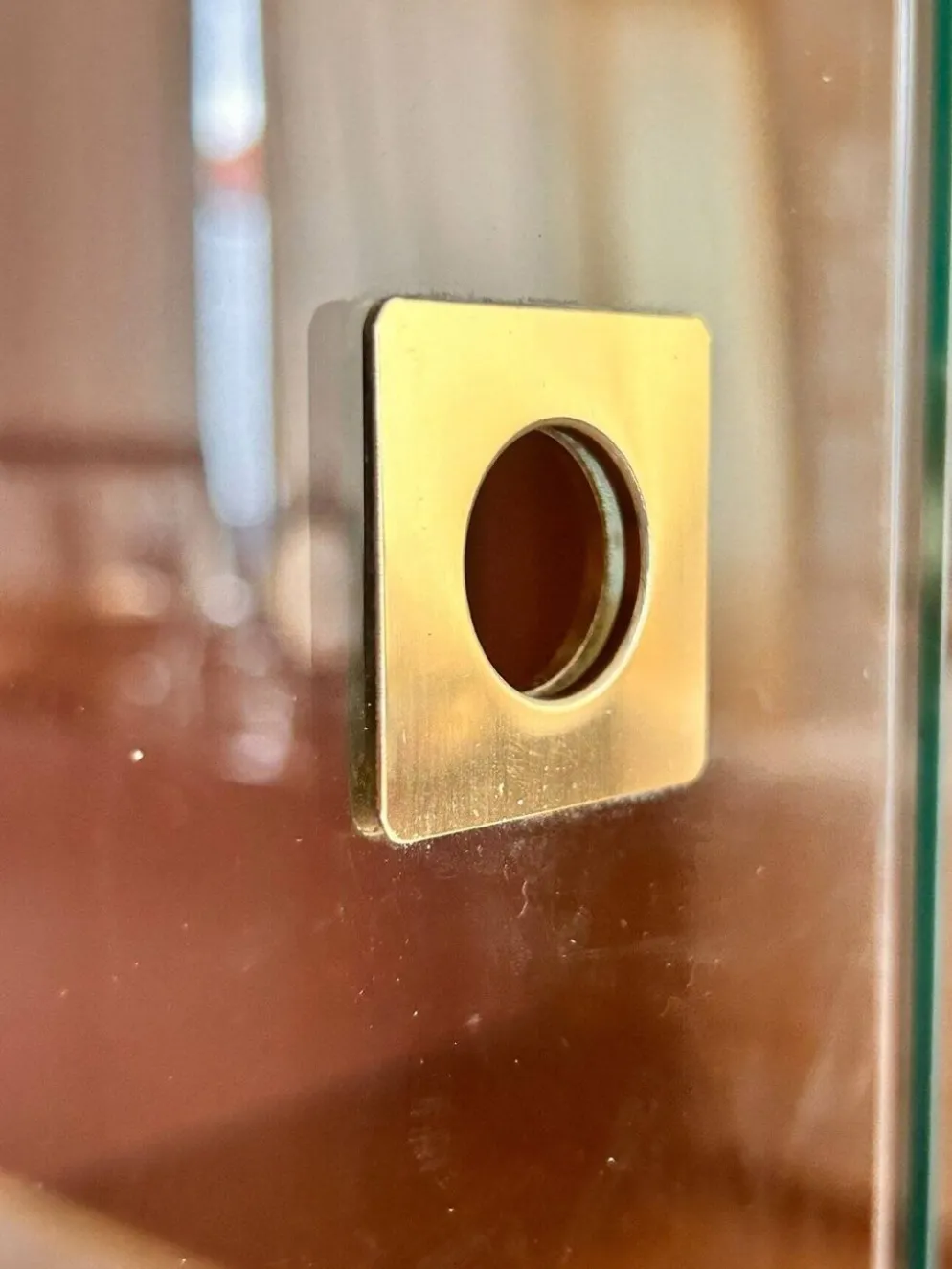 Meuble vitrine de Willy Rizzo en cuir suédé et détails en laiton, 1970