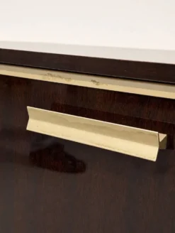 Meuble vitrine en bois et laiton mid-century avec éclairage intérieur