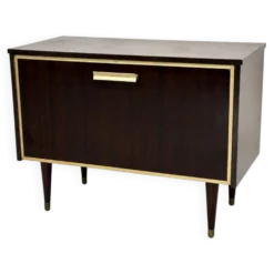 Meuble vitrine en bois et laiton mid-century avec éclairage intérieur