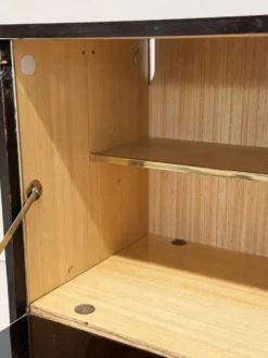 Meuble vitrine en bois et laiton mid-century avec éclairage intérieur