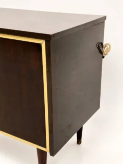 Meuble vitrine en bois et laiton mid-century avec éclairage intérieur
