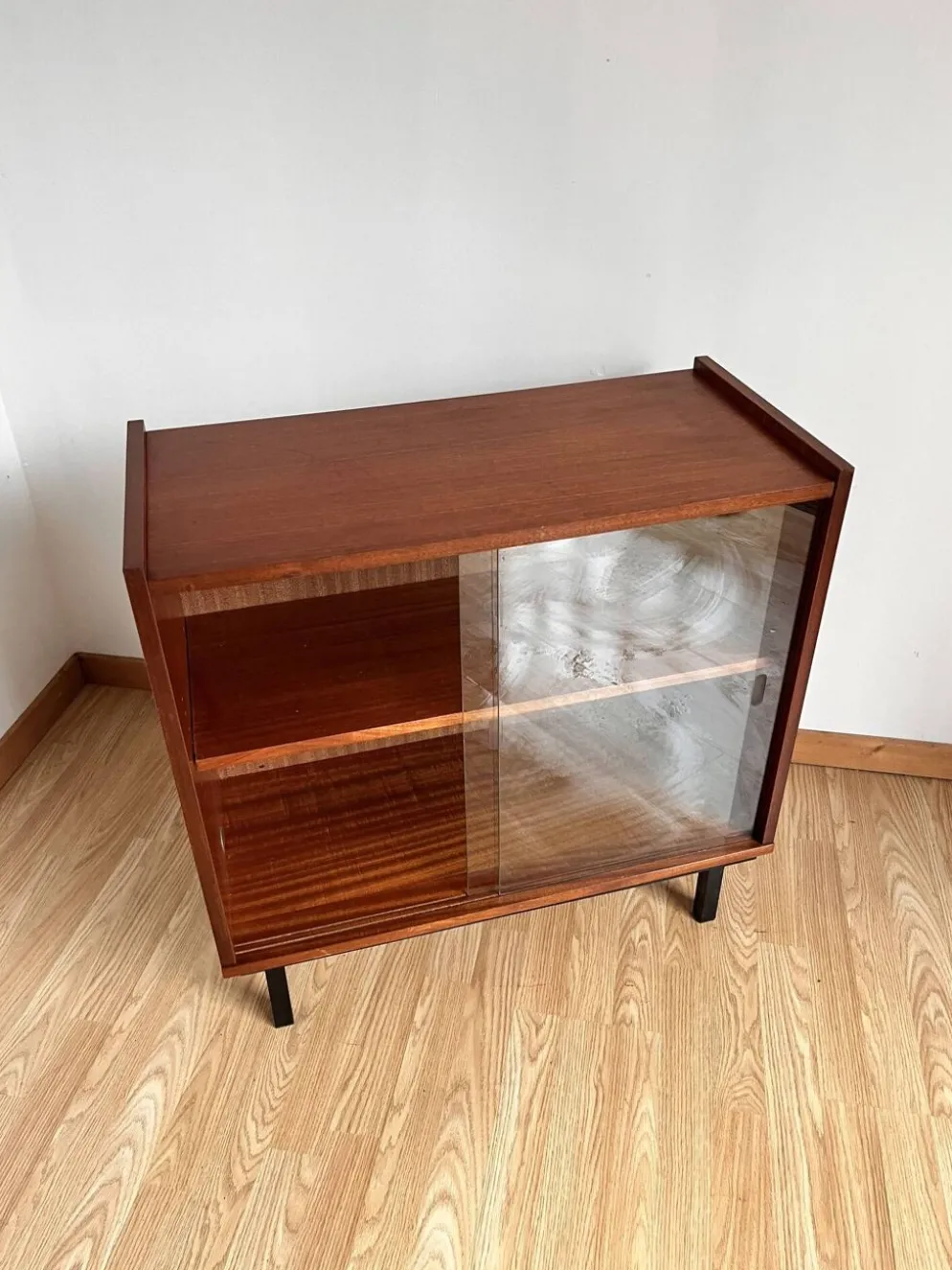Meuble vitrine moderniste