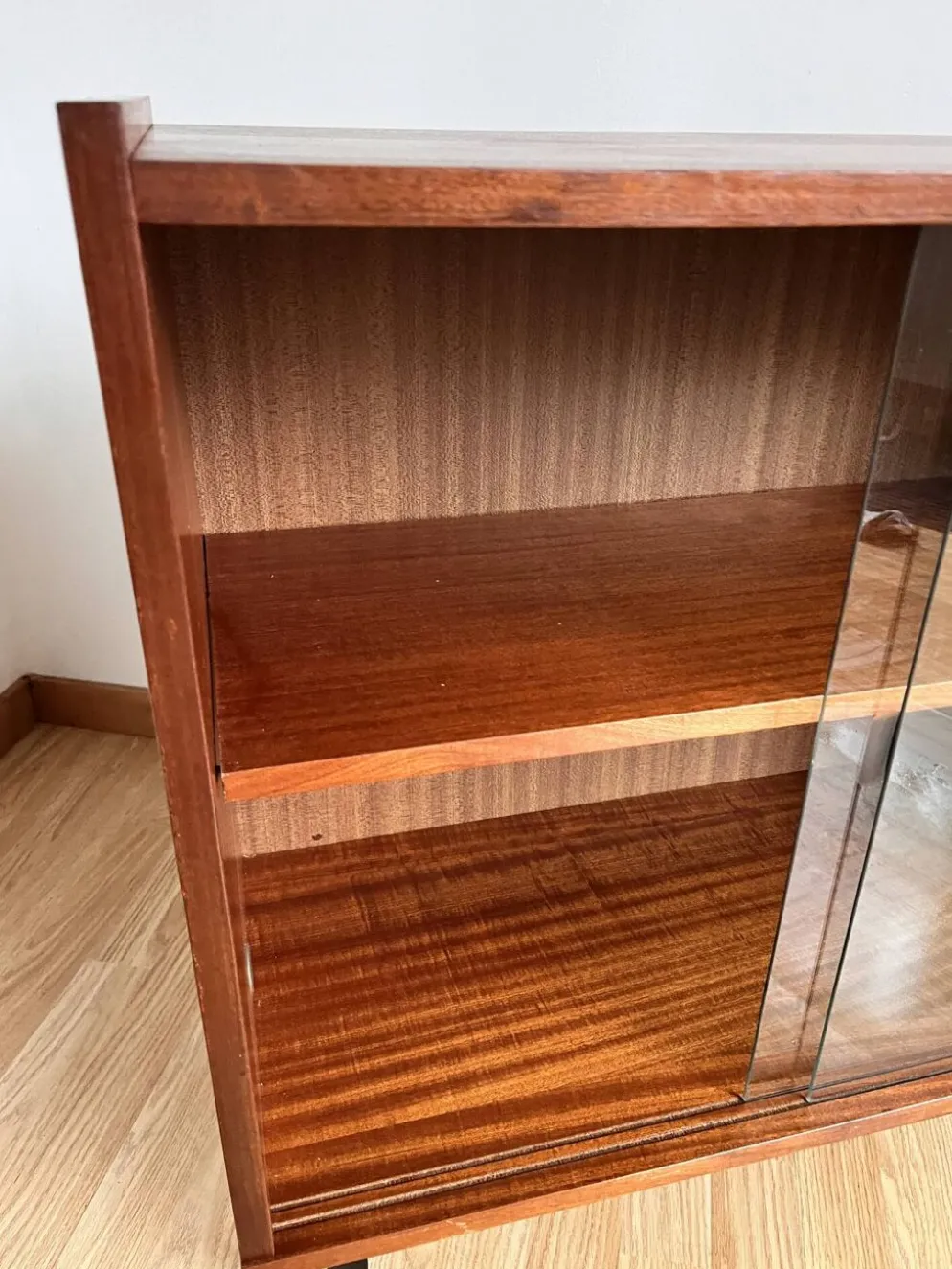 Meuble vitrine moderniste