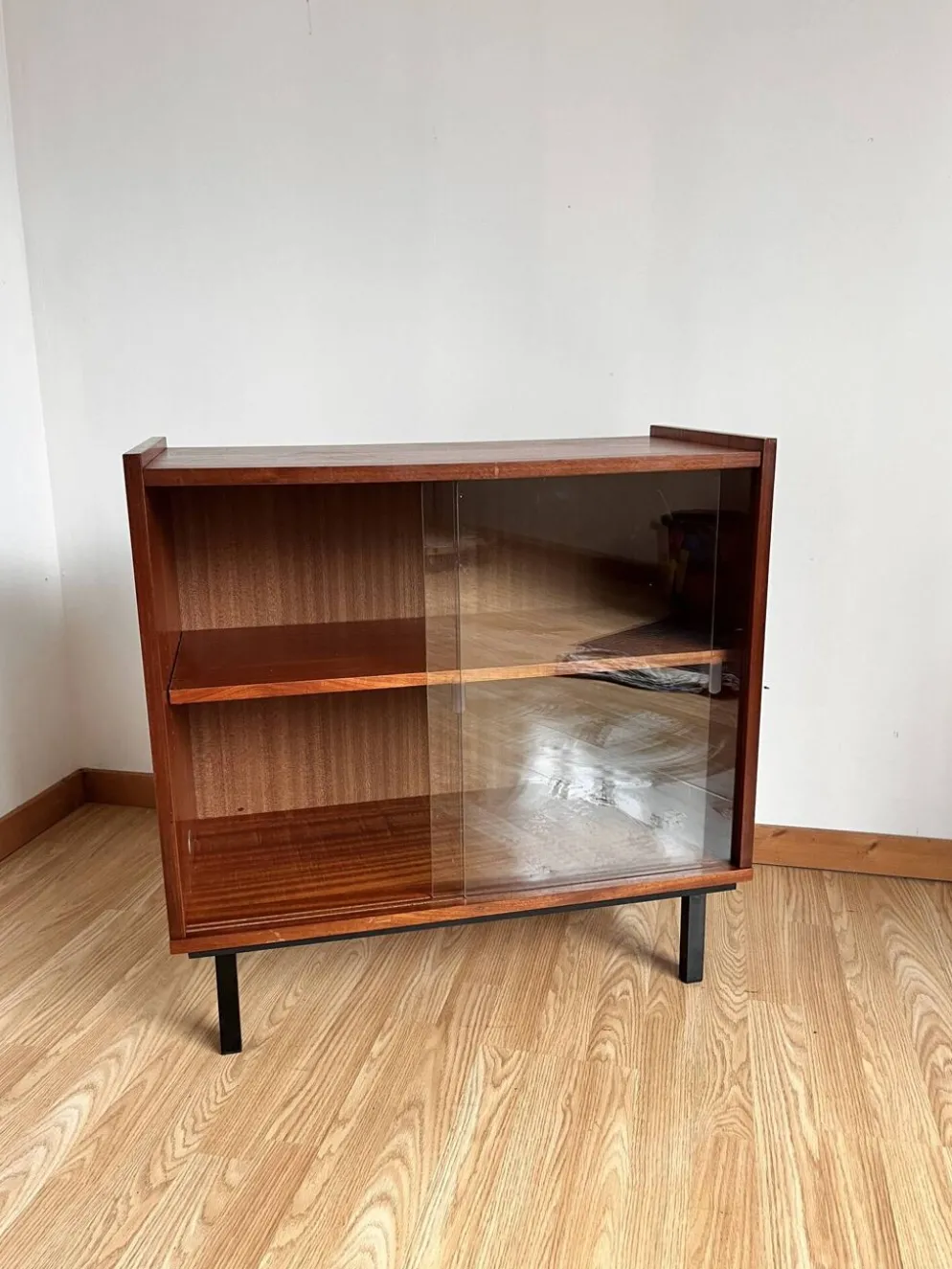 Meuble vitrine moderniste