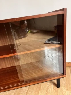 Meuble vitrine moderniste
