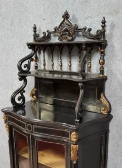 Meuble vitrine Napoléon III en bois noirci et rehauts dorés – XIXe siècle