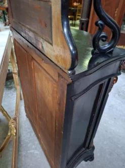 Meuble vitrine Napoléon III en bois noirci et rehauts dorés – XIXe siècle
