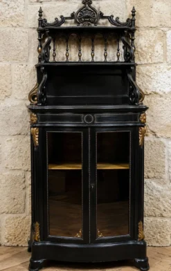 Meuble vitrine Napoléon III en bois noirci et rehauts dorés – XIXe siècle