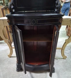 Meuble vitrine Napoléon III en bois noirci et rehauts dorés – XIXe siècle
