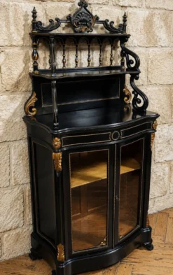 Meuble vitrine Napoléon III en bois noirci et rehauts dorés – XIXe siècle