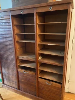 Meuble à volets roulants (meuble à rideaux/tambour)