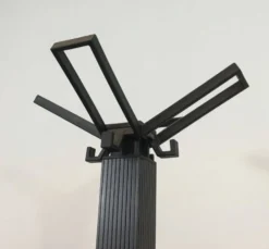 Michele De Lucchi & Tadao Takaichi pour Kartell. Porte-manteau en plastique noir 