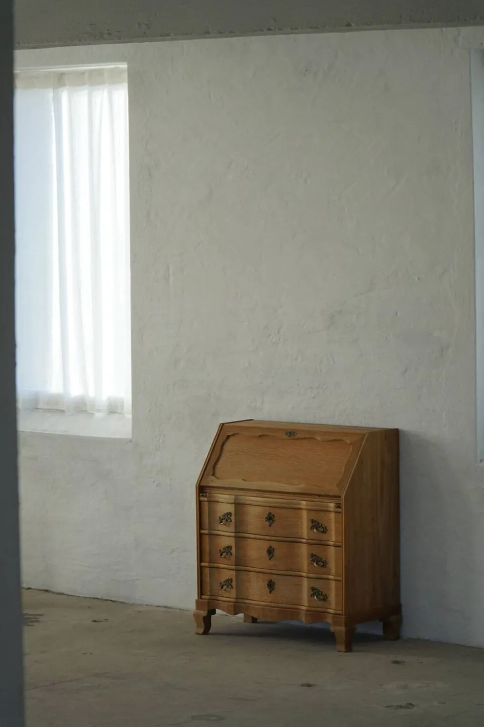 Milieu du 20e siècle, Danis Modern Oak Drop-Front Secretary Desk / Bureau