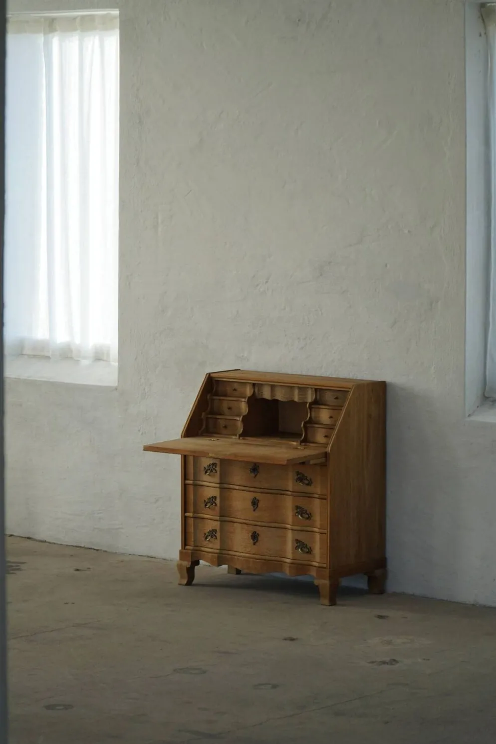 Milieu du 20e siècle, Danis Modern Oak Drop-Front Secretary Desk / Bureau