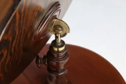 Miroir de maquillage romantique avec rangement latéral, France années 1850