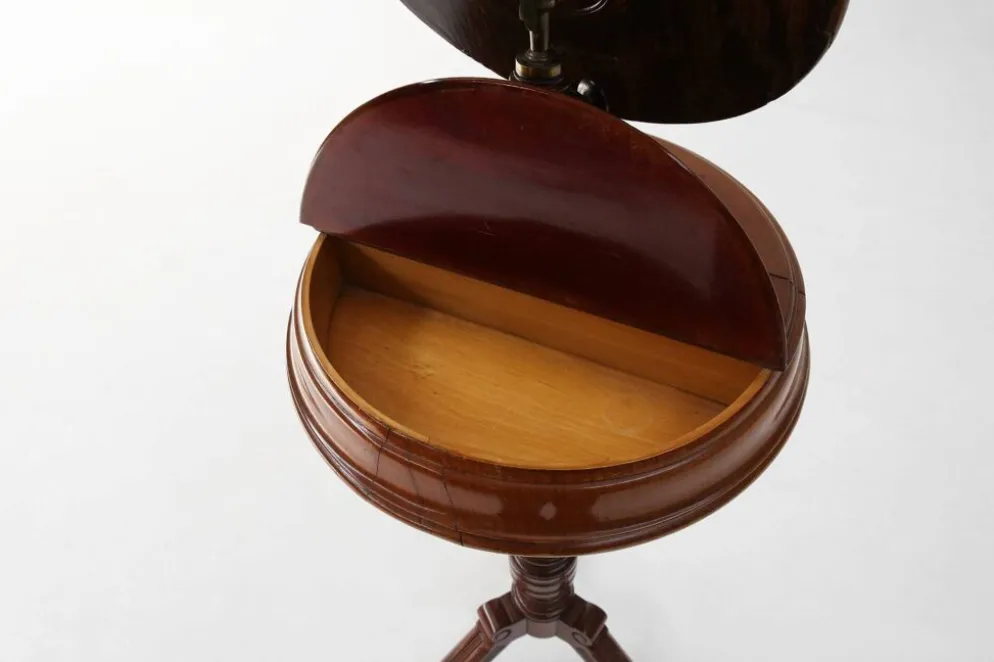 Miroir de maquillage romantique avec rangement latéral, France années 1850