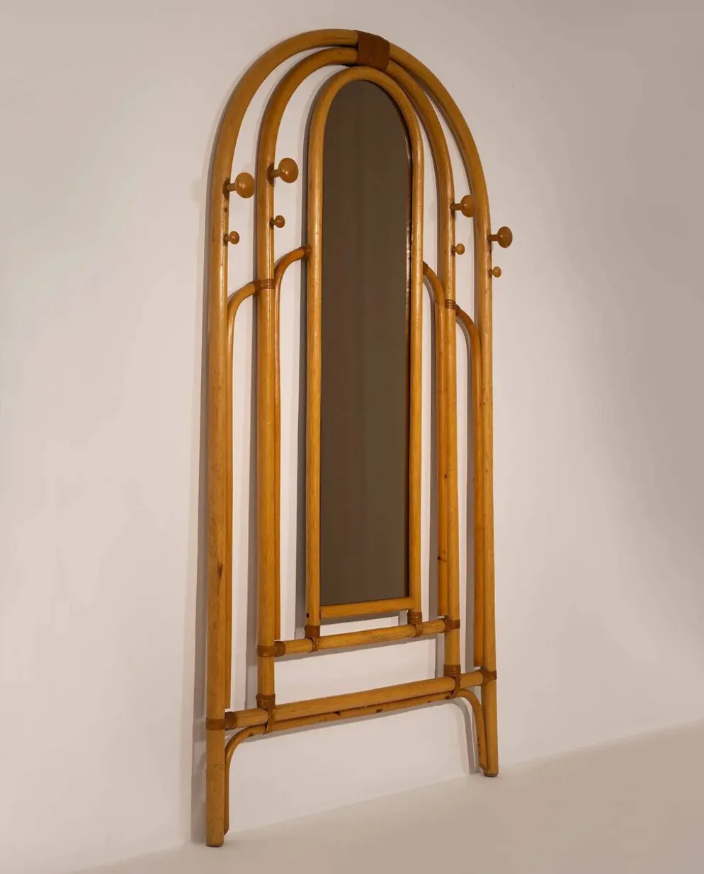 Miroir en rotin Malacca et porte-manteau, années 1960