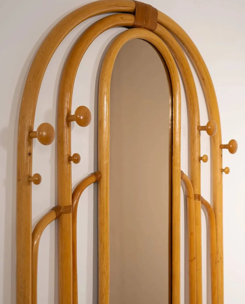 Miroir en rotin Malacca et porte-manteau, années 1960
