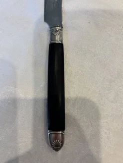 Ménagère de couteaux de style Empire en ébène, viroles et culots en argent