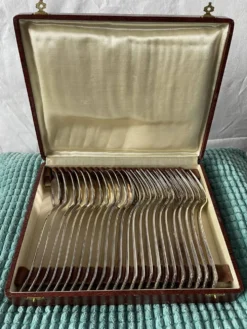 Ménagère de 24 couverts en métal argenté
